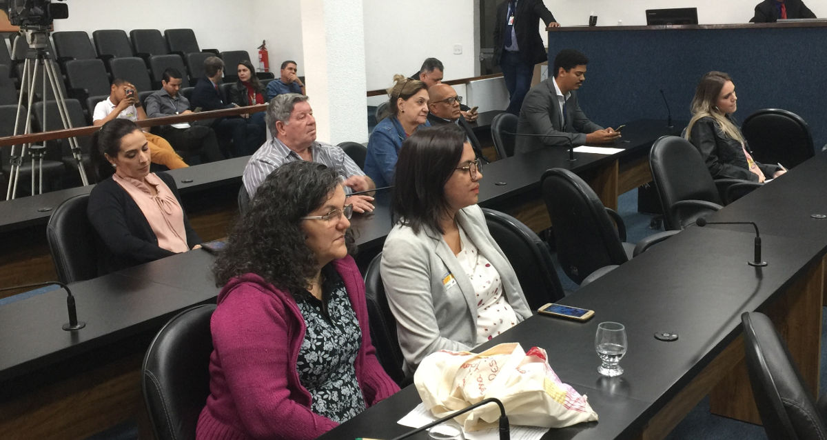 a conselheira do cres goias nara costa e a agente fiscal thaisy pessoa na reuniao da cpi que investiga irregularidades em faculdades particulares foto claudio marques