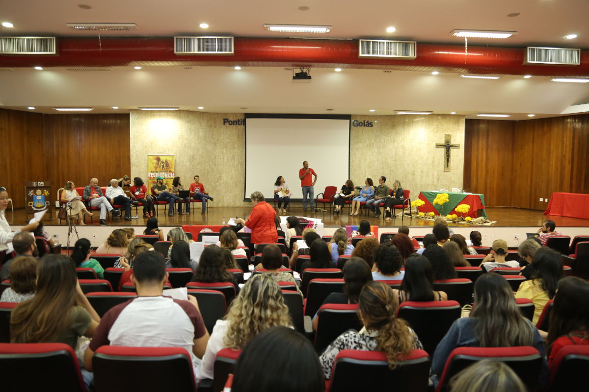 mesa dos movimentos sociais na 35 semana do assistente social do cress goias foto angela macario